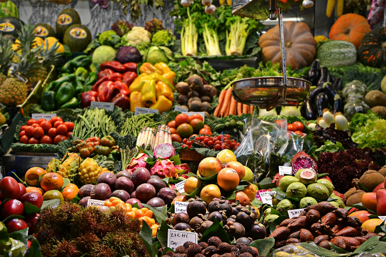 Étal de marché avec des légumes récoltés